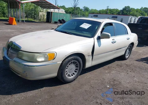 2001 Lincoln Town Car Cartier z USA, uszkodzony, nr VIN 1LNHM83W91Y707084